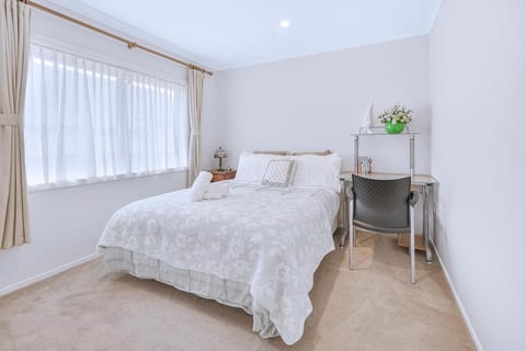 New, spacious, enjoy a quality stay in Flagstaff House in Hamilton