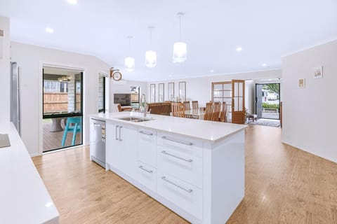 New, spacious, enjoy a quality stay in Flagstaff House in Hamilton