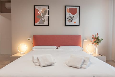 Bed, Bedroom, towels