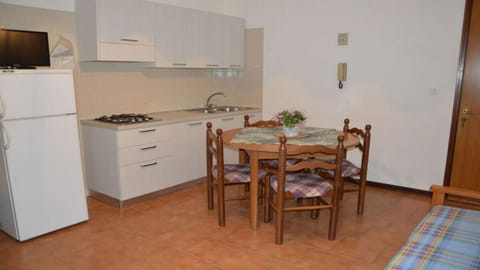 Dining area, kitchen