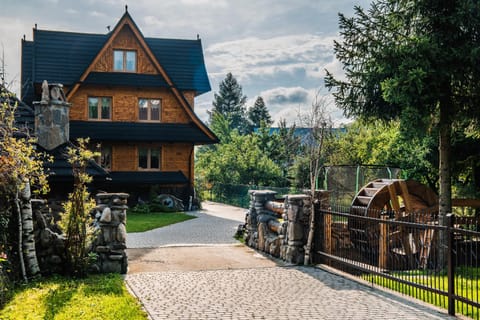 Property building, Natural landscape, Garden view