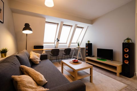 TV and multimedia, Living room, Seating area, Evening entertainment