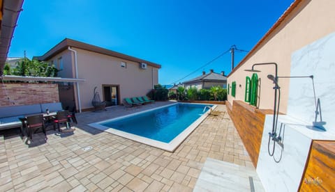 Property building, Swimming pool, sunbed