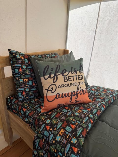 Peaceful Glamping Retreat at Roaring River Luxury tent in Roaring River Township