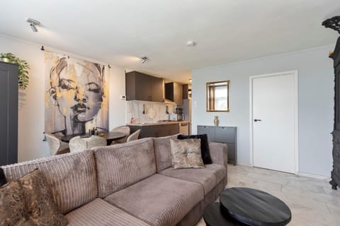Kitchen or kitchenette, Living room, Seating area, Dining area