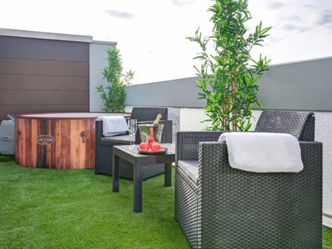 Hot Tub, Hot Tub, Balcony/Terrace, Balcony/Terrace, Swimming pool