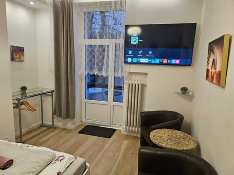 Bed, TV and multimedia, Living room, Seating area, Bedroom