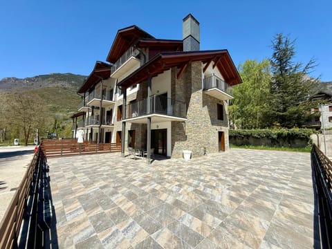 Property building, Spring, Day, Natural landscape, Balcony/Terrace, Mountain view