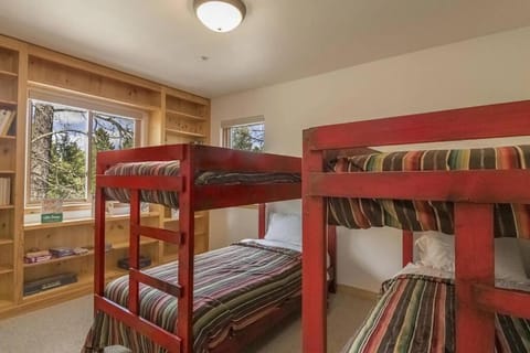 Bedroom, bunk bed