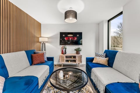 Elegant Retreat in Cheltenham - Garden & Parking Included House in Cheltenham