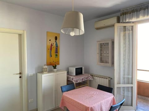 Kitchen or kitchenette, Dining area, air conditioner