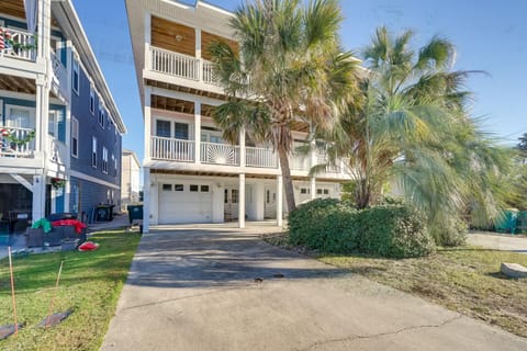 Breezy Kure Beach Home - Walk to Pier and Ocean! House in Kure Beach
