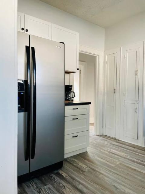 The Chic Shack / Centrally Located 2BR/1BA Home Apartment in Evansville