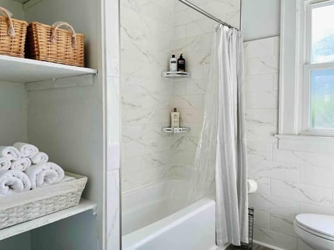 The Chic Shack / Centrally Located 2BR/1BA Home Apartment in Evansville