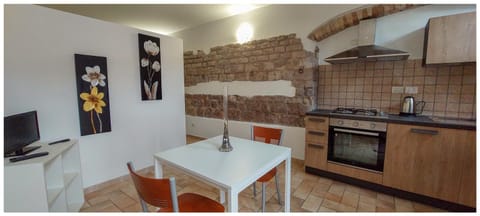 Kitchen or kitchenette, Dining area, pet friendly, stove