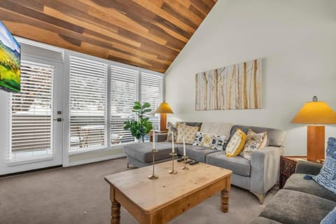 Bright 4BD Condo Minutes to Slopes House in Park City