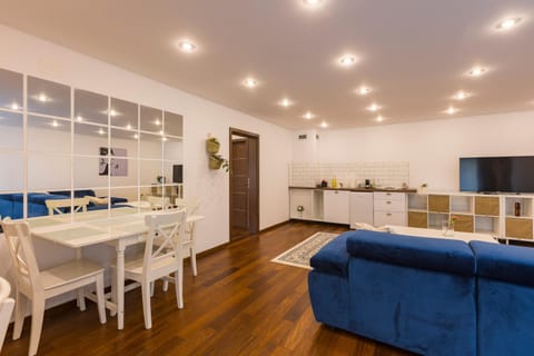 TV and multimedia, Kitchen or kitchenette, Living room, Seating area, Dining area