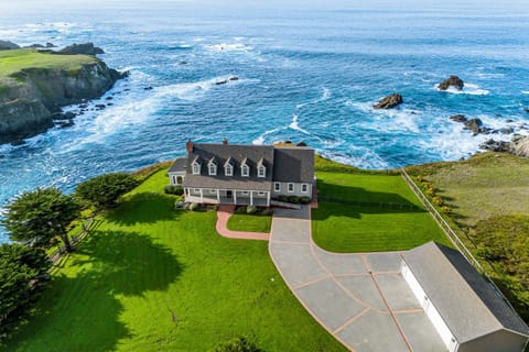Cantus Cove Estate House in Caspar