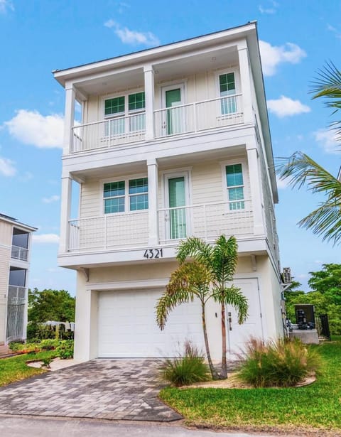 Salty Seagull at Hunter's Point House in Cortez