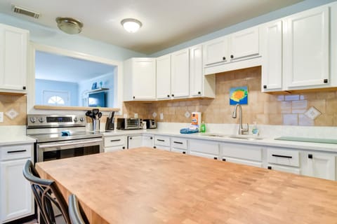 Lovely St Pete Beach Cottage, Walk to Beach and Town House in Gulfport