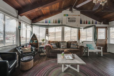 Inviting Cabin about 10 Mi to Silver Dollar City Cabin in Kimberling City