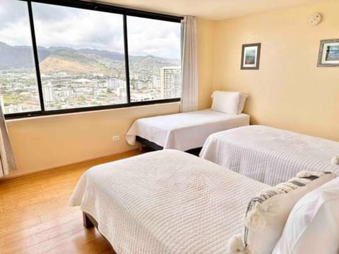 Penthouse Waikiki Panorama Ocean/Mountain Views Apartment hotel in McCully-Moiliili