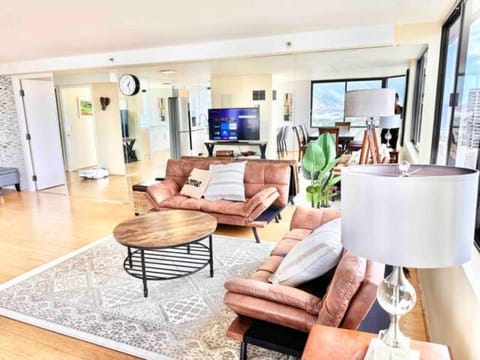 Penthouse Waikiki Panorama Ocean/Mountain Views Apartment hotel in McCully-Moiliili