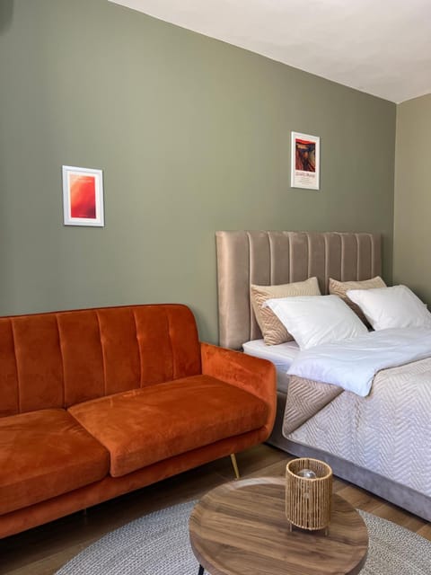 Bed, Seating area, Bedroom