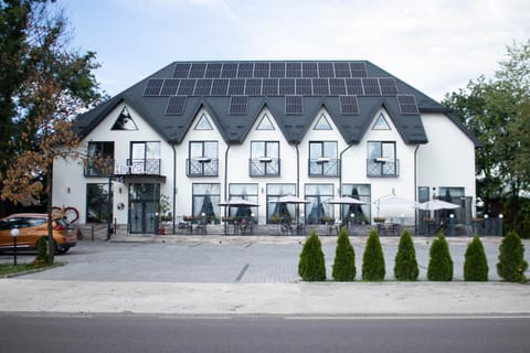 Property building, Neighbourhood, Street view, Location, Parking