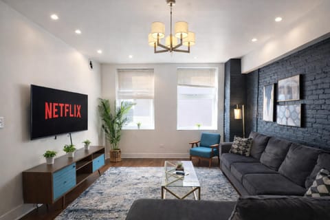 Stylish Cozy 3BR 420 Friendly Apartment with Gym Near McCormick Place, Grant Park and Soldier Field Apartment in South Loop