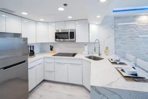 Kitchen or kitchenette, minibar, stove