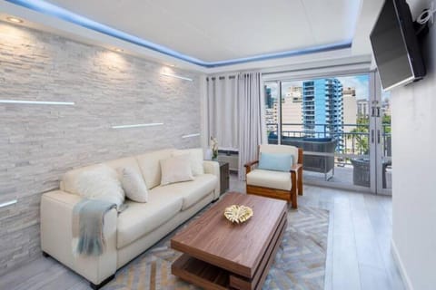 Ilikai's Best Beach Front Executive Suite Apartment hotel in Honolulu