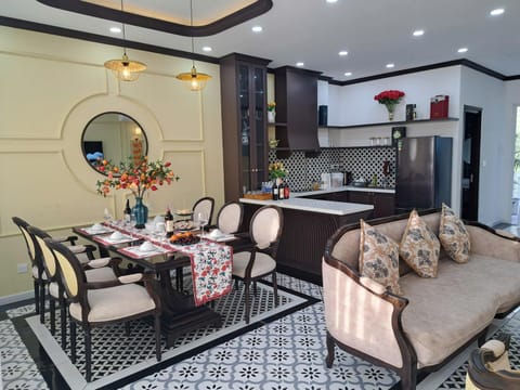 Kitchen or kitchenette, Living room, Seating area, Dining area