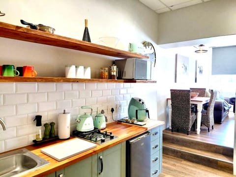 Coffee/tea facilities, Kitchen or kitchenette, stove, toaster