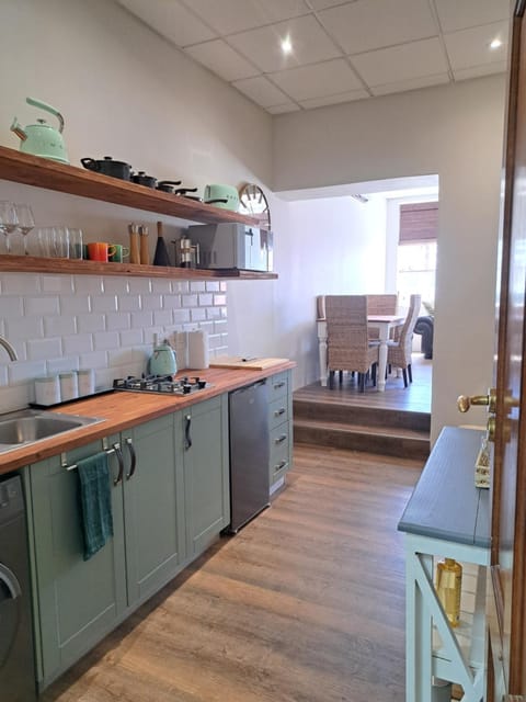Kitchen or kitchenette, minibar, stove