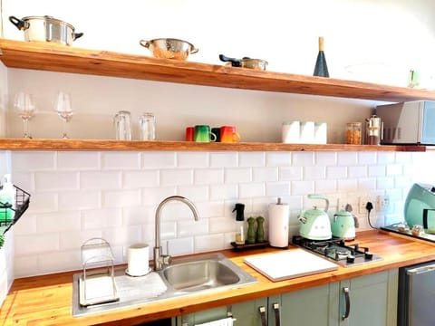 Coffee/tea facilities, Kitchen or kitchenette, stove, toaster