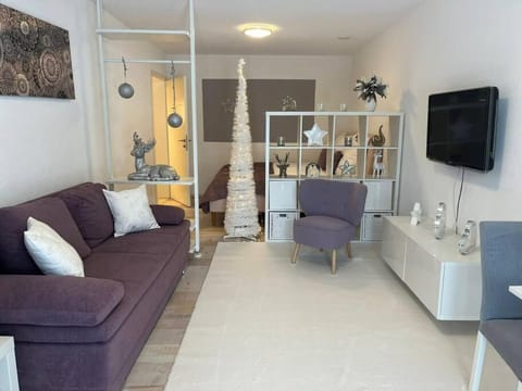 Communal lounge/ TV room, TV and multimedia, Living room, Seating area