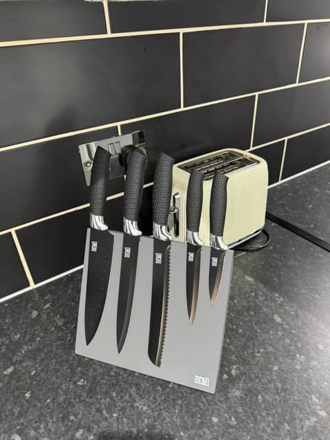 Cosy 4 bedroom holiday let Stevenage 22mins from London on the train House in Stevenage