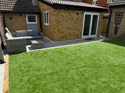 Cosy 4 bedroom holiday let Stevenage 22mins from London on the train House in Stevenage