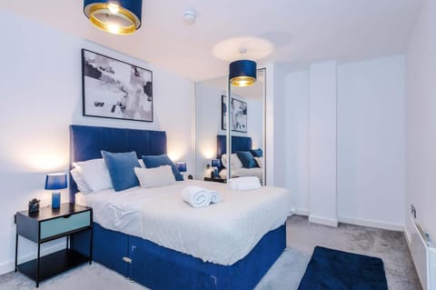 Modern 2 Bed Apartment With Balcony By Host A Home Apartment in Salford