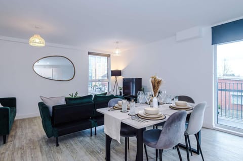 Modern 2 Bed Apartment With Balcony By Host A Home Apartment in Salford