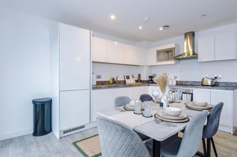 Modern 2 Bed Apartment With Balcony By Host A Home Apartment in Salford