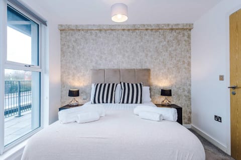 Modern 2 Bed Apartment With Balcony By Host A Home Apartment in Salford