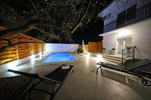 Pool view, Swimming pool, sunbed