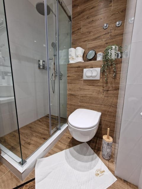 Shower, Toilet, Bathroom, towels