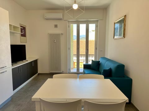 TV and multimedia, Kitchen or kitchenette, Living room, Seating area, Dining area