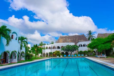 Property building, Day, Pool view, Swimming pool, sunbed