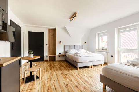 Bed, TV and multimedia, Photo of the whole room, Dining area, Bedroom