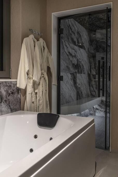 SuiteDreams - Bali Suite Liège Apartment in Flanders