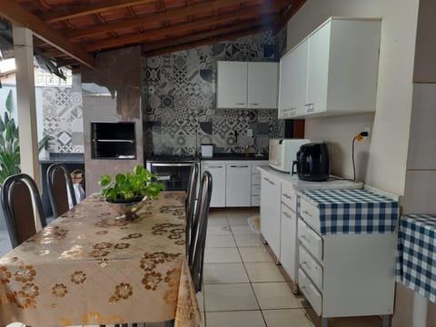 BBQ facilities, Kitchen or kitchenette, Dining area, stove